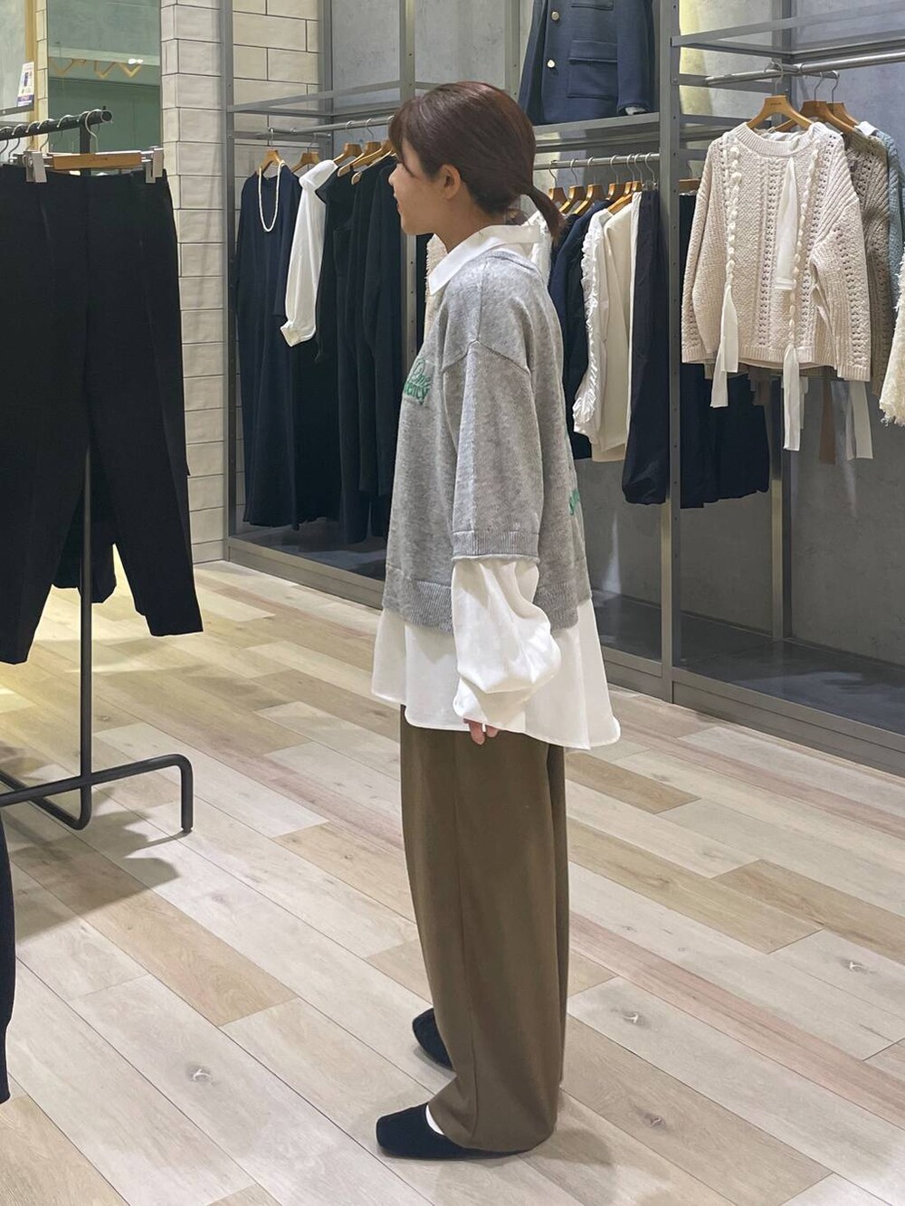 ブラウン系のその他パンツ、グレー系のニット/セーターを着用したレディースの冬コーディネートの2枚目の写真