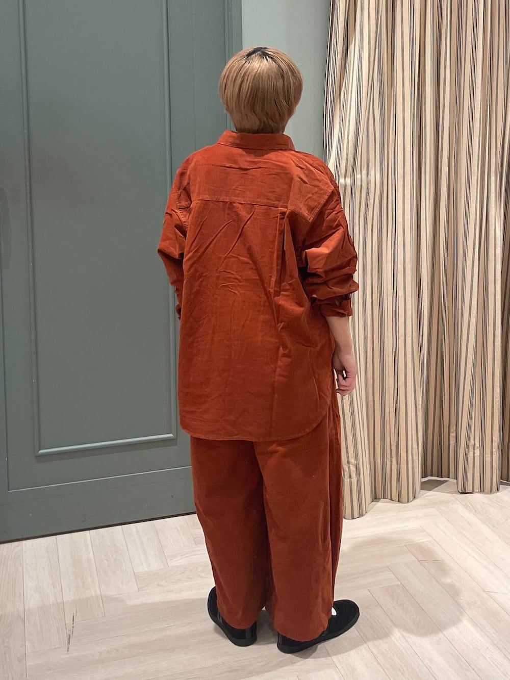 オレンジ系のその他パンツ、オレンジ系のシャツ/ブラウス、ブラック系のスニーカーを着用したレディースの秋コーディネートの3枚目の写真