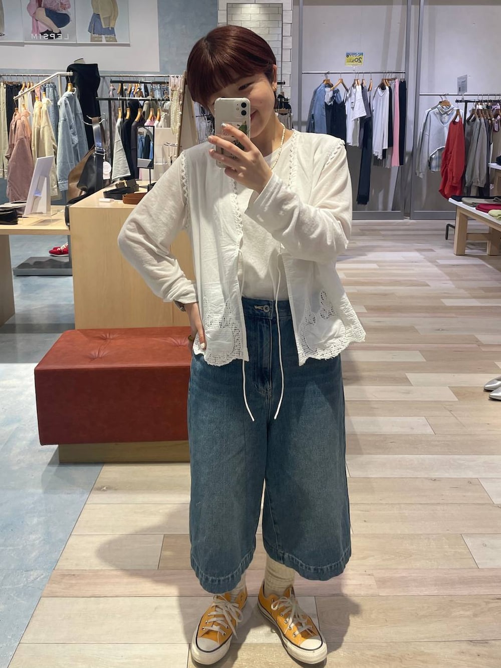 ホワイト系のTシャツ/カットソー、ブルー系のデニムパンツ、ゴールド系のピアス（両耳用）を着用したレディースの春コーディネートの3枚目の写真