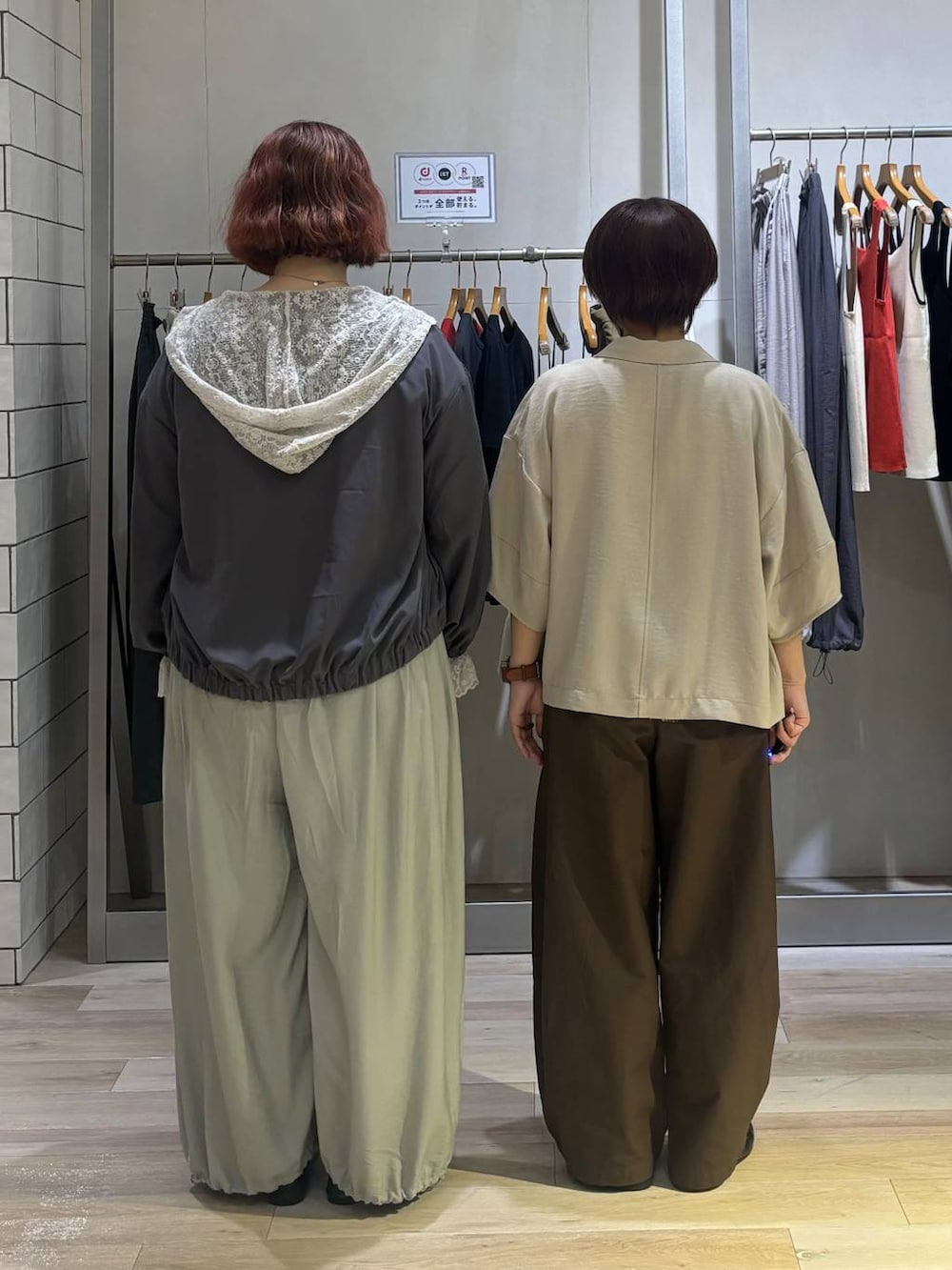 ホワイト系のTシャツ/カットソー、ブラック系のローファー、ベージュ系のテーラードジャケットを着用したレディースの春コーディネートの3枚目の写真