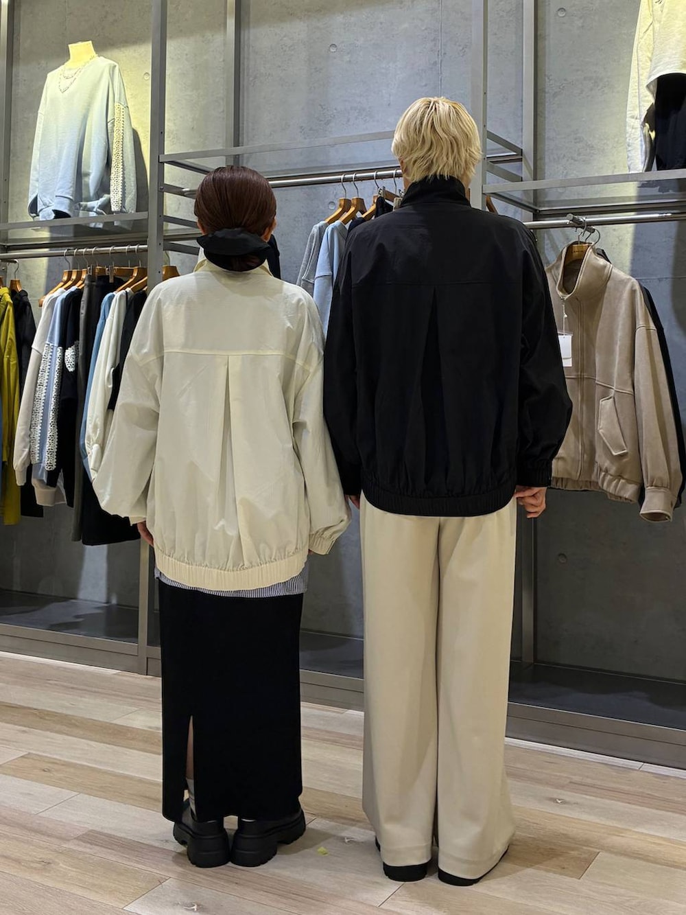 ブラック系のスカート、ブルー系のシャツ/ブラウス、ブラック系のブルゾンを着用したレディースの冬コーディネートの3枚目の写真