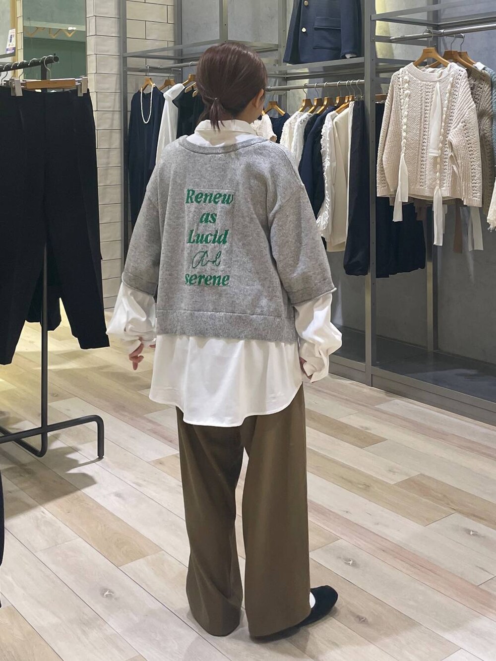 ブラウン系のその他パンツ、グレー系のニット/セーターを着用したレディースの冬コーディネートの3枚目の写真