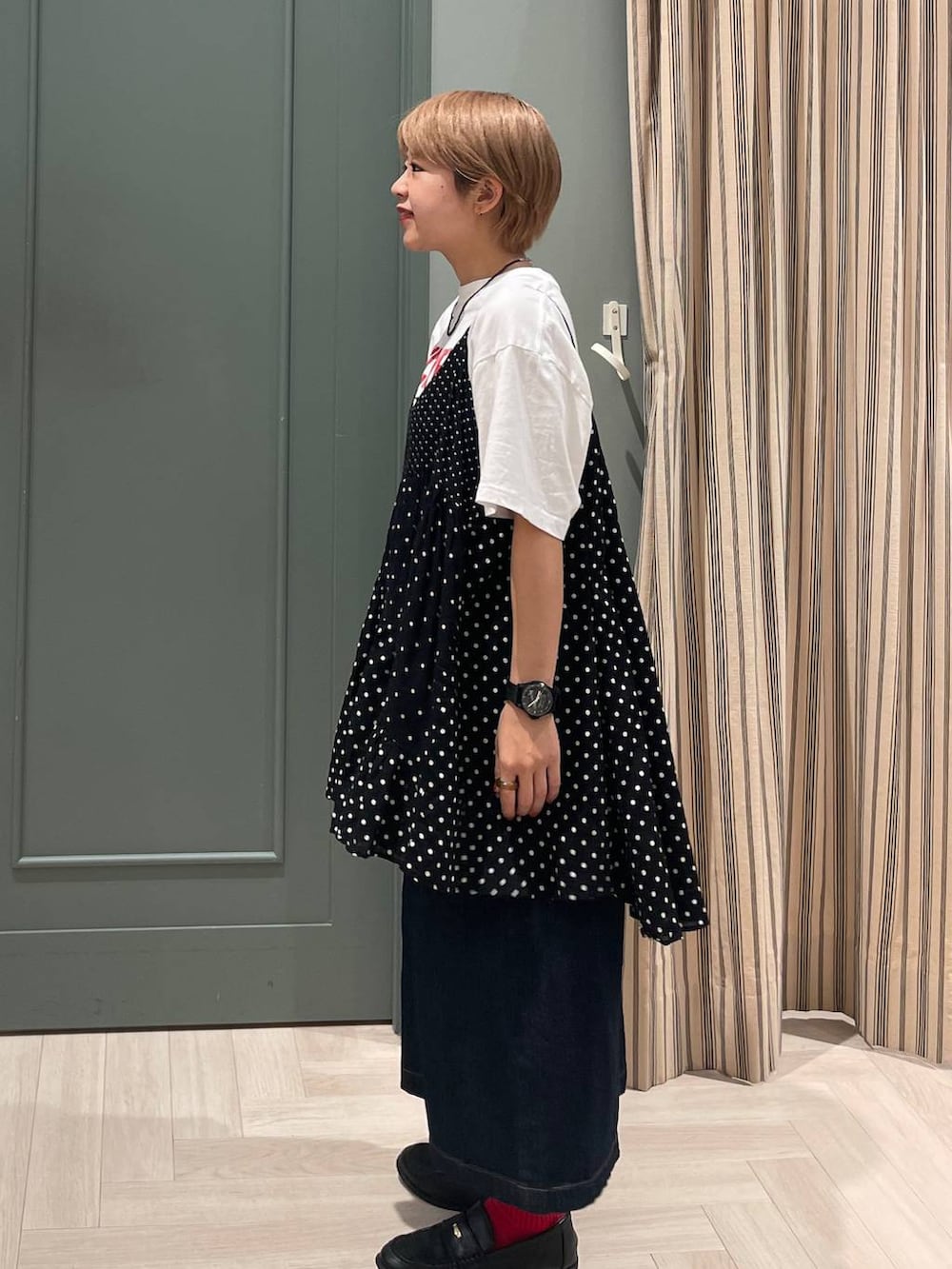 ホワイト系のTシャツ/カットソー、ブルー系のその他パンツ、ブラック系のチュニックを着用したレディースの秋コーディネートの2枚目の写真