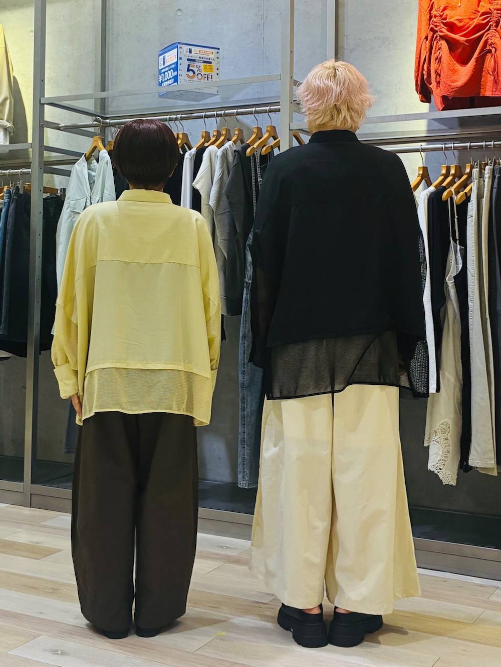 ブラック系のローファー、ホワイト系のその他パンツ、ブラック系のシャツ/ブラウスを着用したレディースの春コーディネートの3枚目の写真