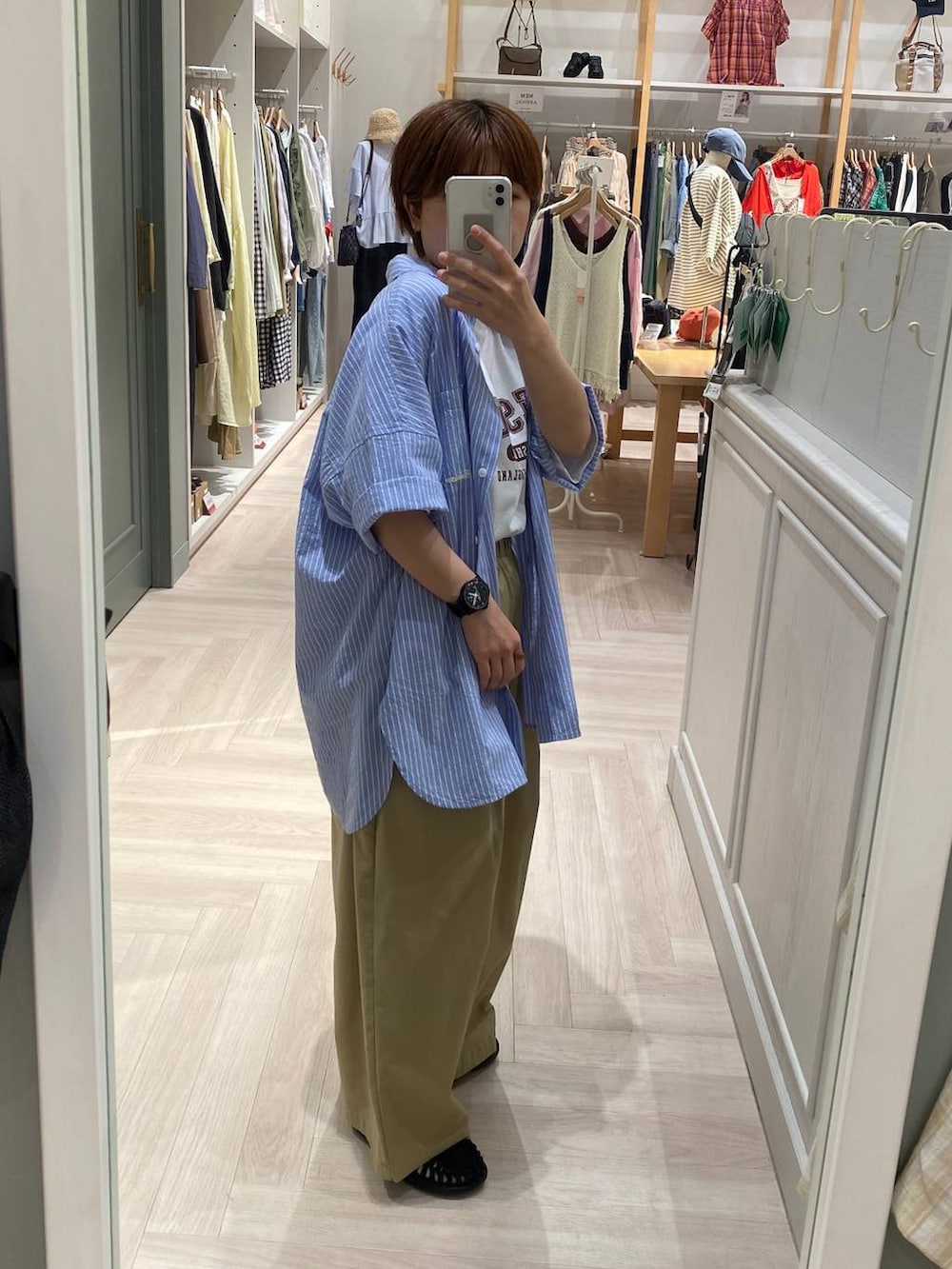 ベージュ系のその他パンツ、その他のシャツ/ブラウス、ホワイト系のTシャツ/カットソーを着用したレディースの夏コーディネートの2枚目の写真