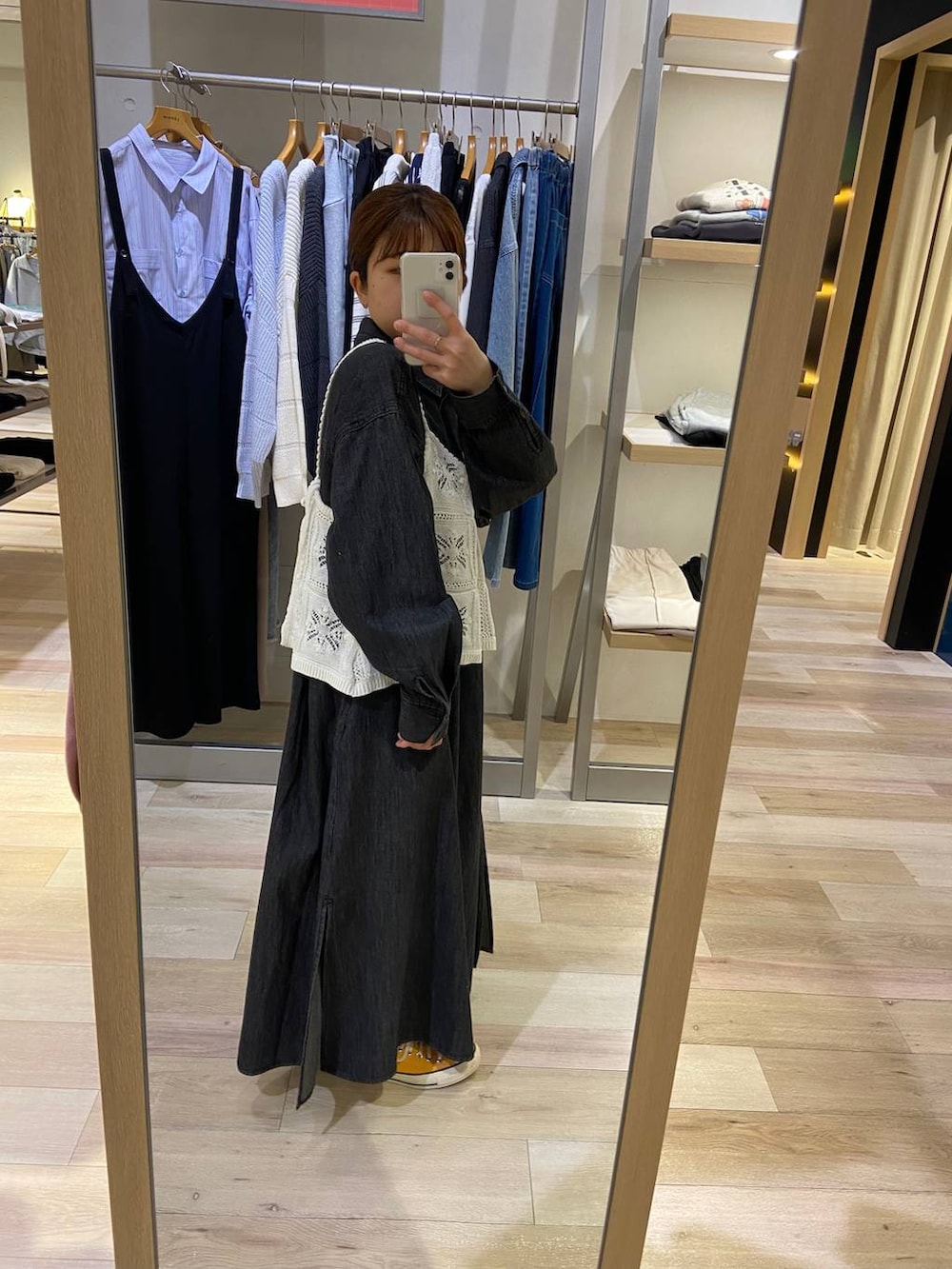 グレー系のワンピース、ホワイト系のキャミソールを着用したレディースの冬コーディネートの2枚目の写真