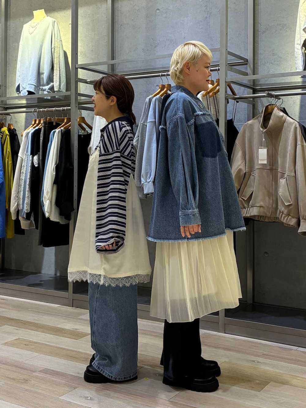 ブルー系のデニムパンツ、ブルー系のシャツ/ブラウス、ブラック系のその他シューズを着用したレディースの冬コーディネートの2枚目の写真