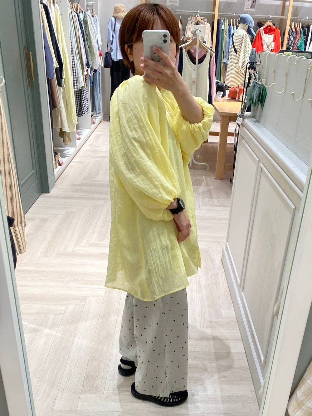 その他のその他パンツ、イエロー系のチュニック、ホワイト系のタンクトップを着用したレディースの夏コーディネートの2枚目の写真