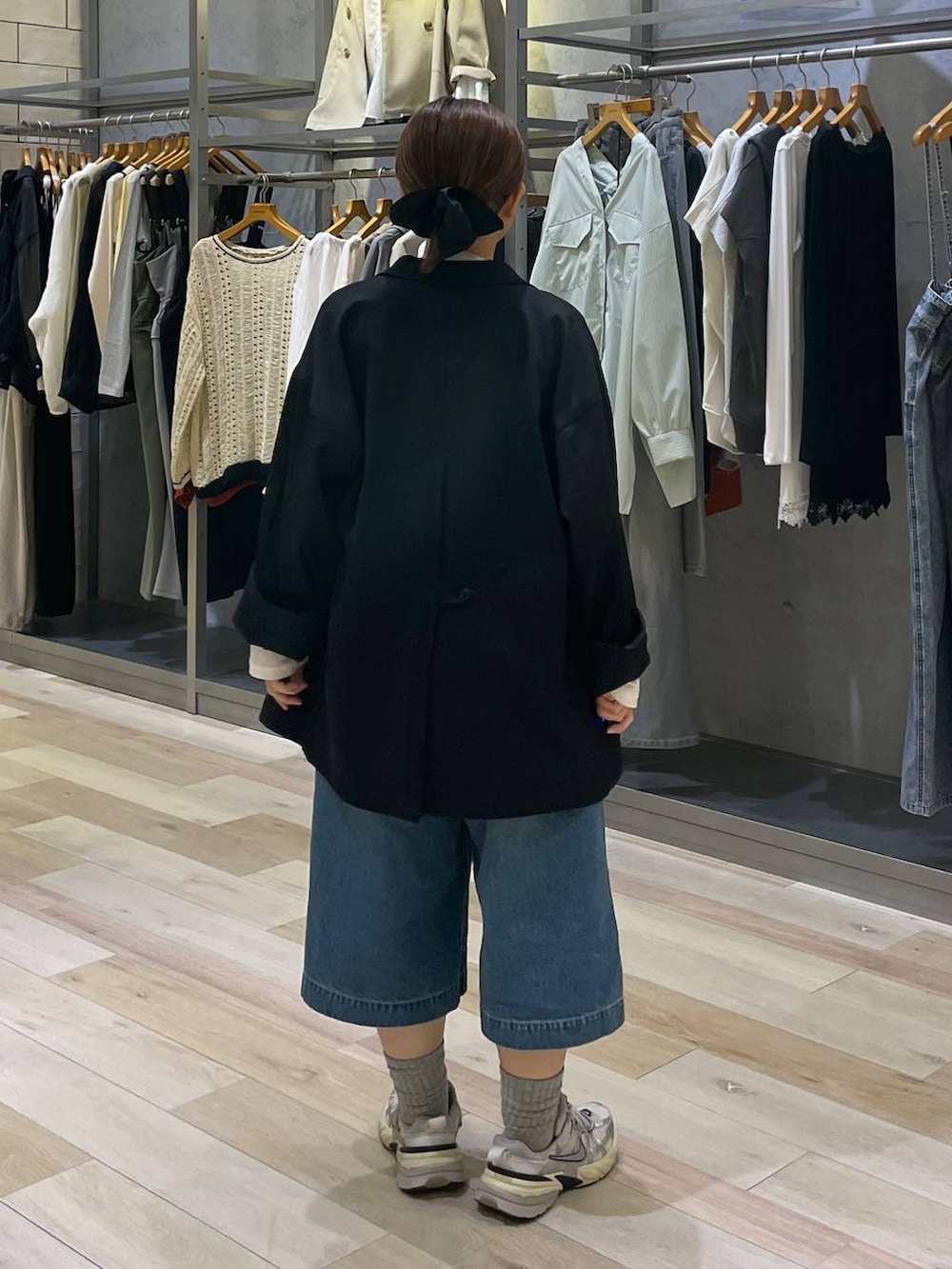 ホワイト系のTシャツ/カットソー、ブラック系のテーラードジャケット、ブルー系のデニムパンツを着用したレディースの春コーディネートの3枚目の写真