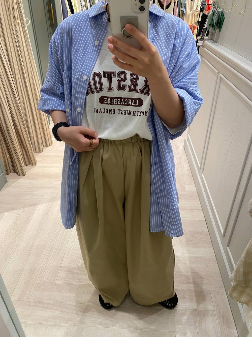 ベージュ系のその他パンツ、その他のシャツ/ブラウス、ホワイト系のTシャツ/カットソーを着用したレディースの夏コーディネートの3枚目の写真