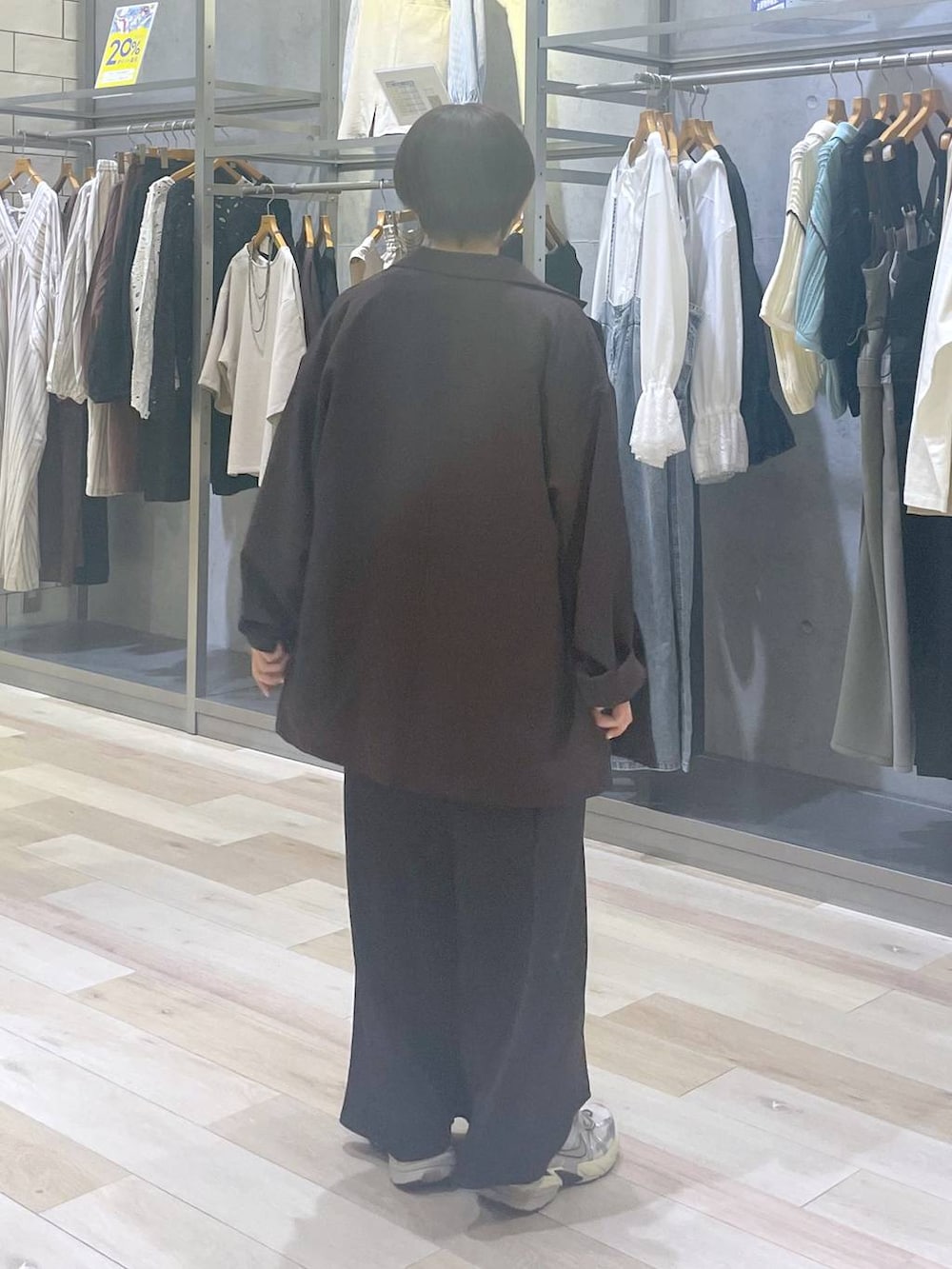 ブラウン系のテーラードジャケット、ブラック系のスカート、グレー系のTシャツ/カットソーを着用したレディースの春コーディネートの3枚目の写真