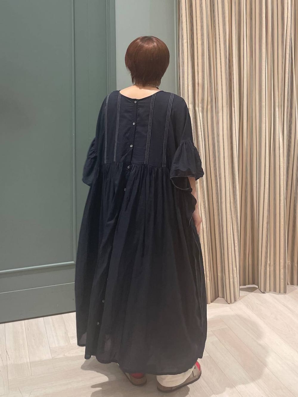 ベージュ系のその他パンツ、ブラック系のワンピースを着用したレディースの夏コーディネートの3枚目の写真