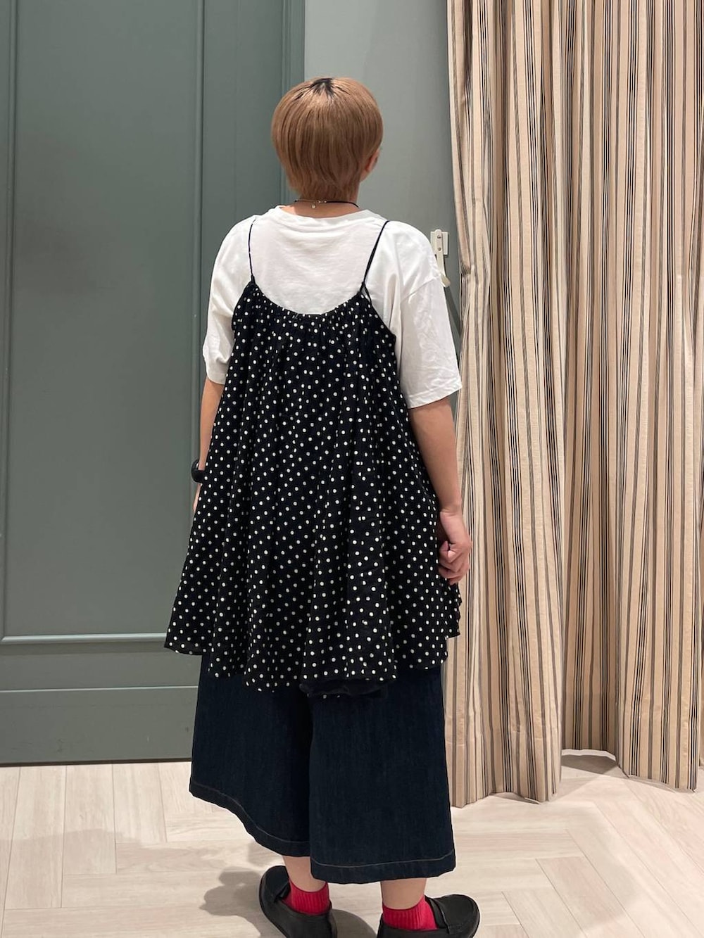 ホワイト系のTシャツ/カットソー、ブルー系のその他パンツ、ブラック系のチュニックを着用したレディースの秋コーディネートの3枚目の写真