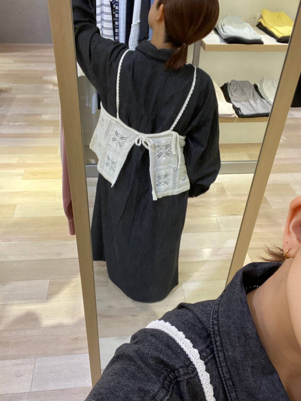 グレー系のワンピース、ホワイト系のキャミソールを着用したレディースの冬コーディネートの3枚目の写真