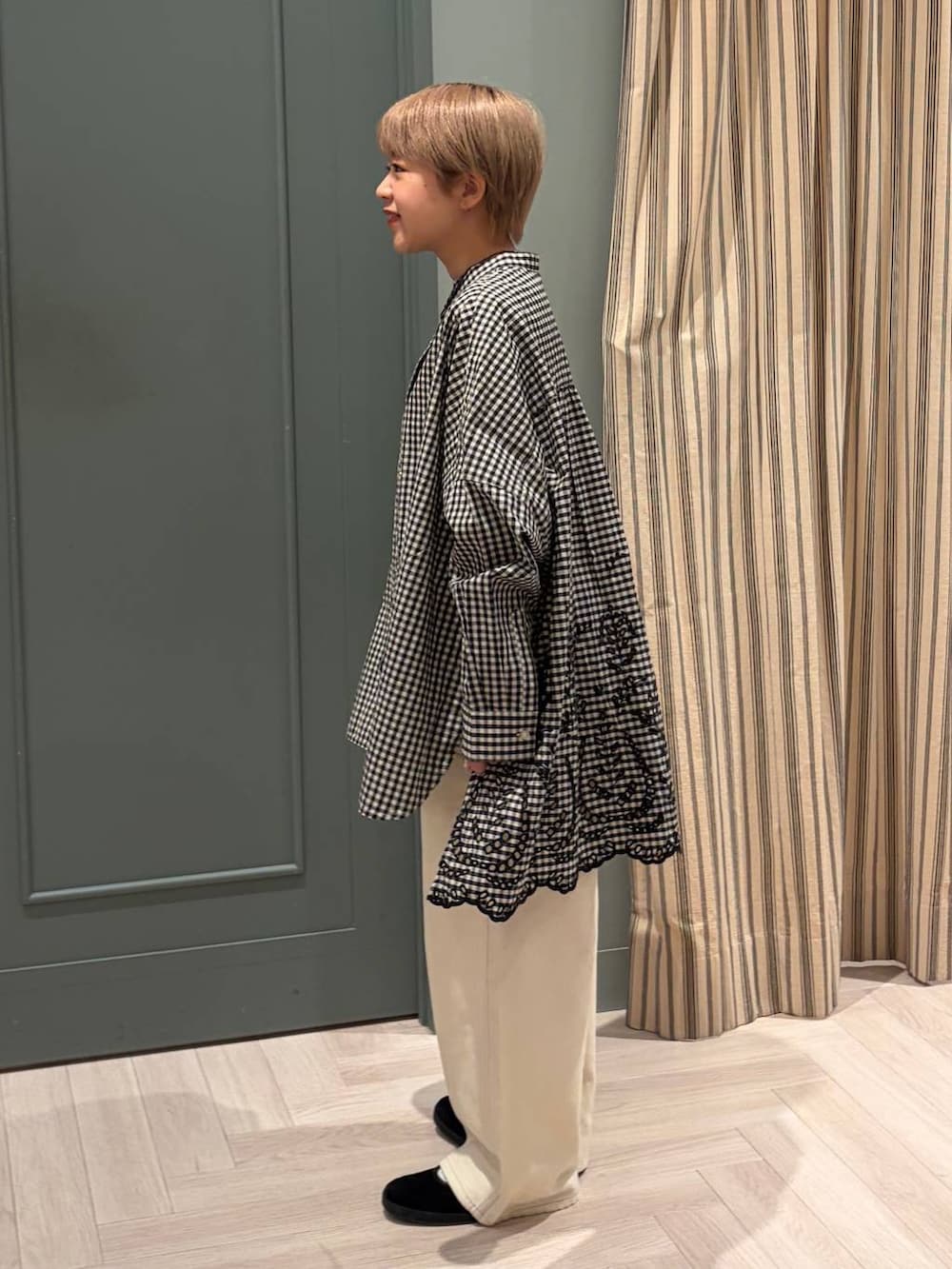 その他のシャツ/ブラウス、ホワイト系のその他パンツ、ブラック系のスニーカーを着用したレディースの秋コーディネートの2枚目の写真