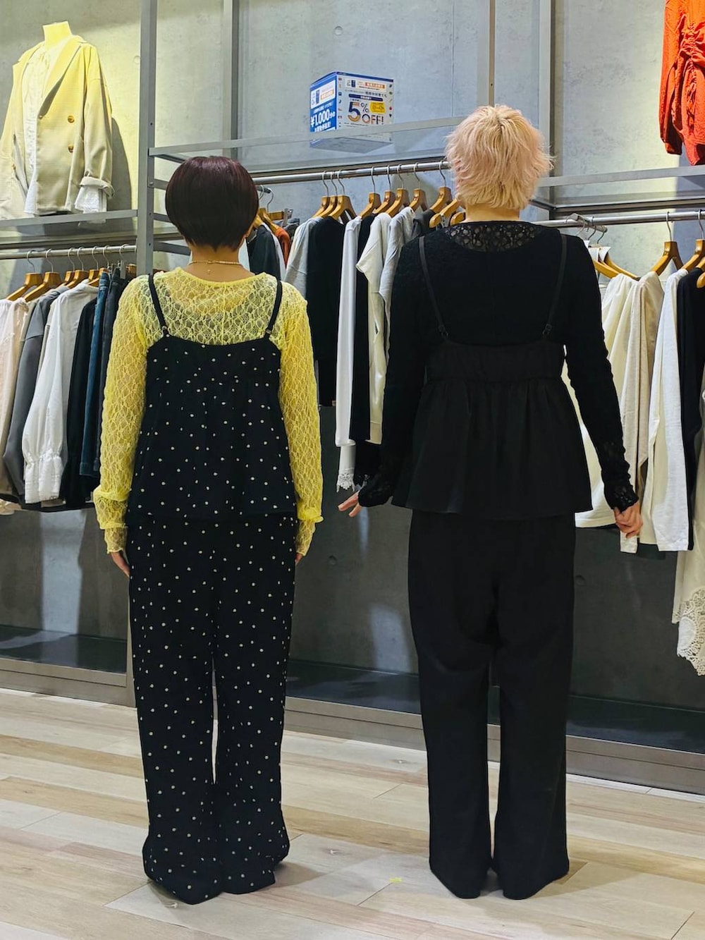ブラック系のサンダル、ブラック系のパンプス、ブラック系のTシャツ/カットソーを着用したレディースの春コーディネートの3枚目の写真