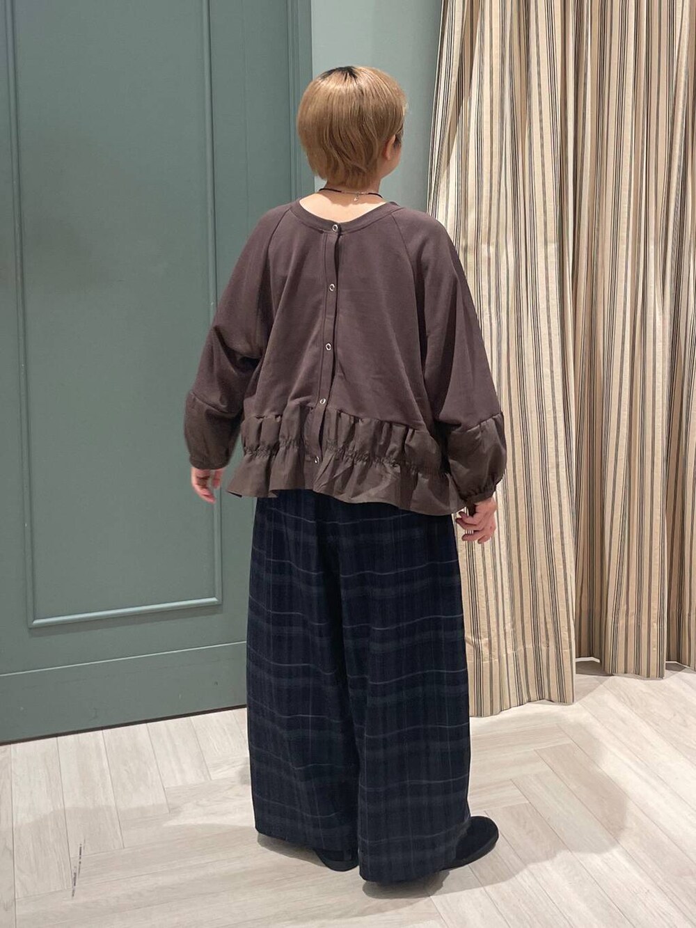 グレー系のその他パンツ、ブラック系のスニーカーを着用したレディースの秋コーディネートの3枚目の写真