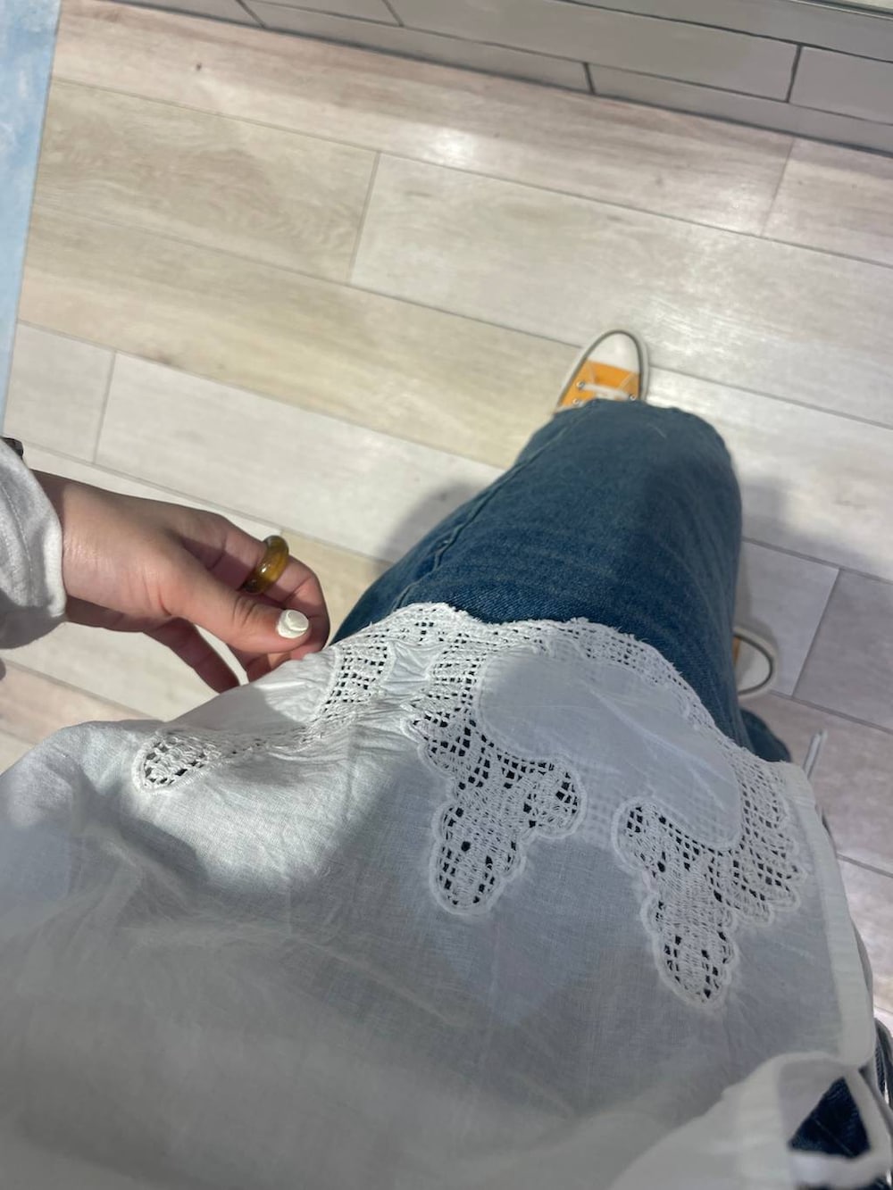 ホワイト系のTシャツ/カットソー、ブルー系のデニムパンツ、ゴールド系のピアス（両耳用）を着用したレディースの春コーディネートの2枚目の写真