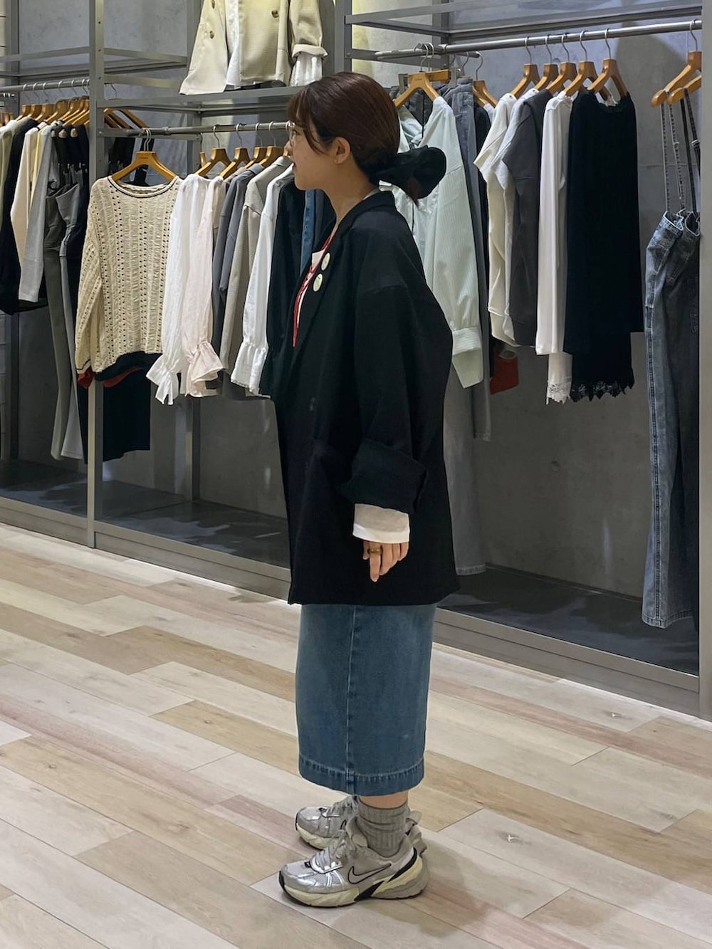 ホワイト系のTシャツ/カットソー、ブラック系のテーラードジャケット、ブルー系のデニムパンツを着用したレディースの春コーディネートの2枚目の写真