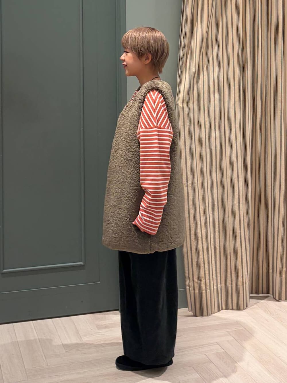 グレー系のその他パンツ、その他のTシャツ/カットソー、ブラック系のスニーカーを着用したレディースの秋コーディネートの2枚目の写真
