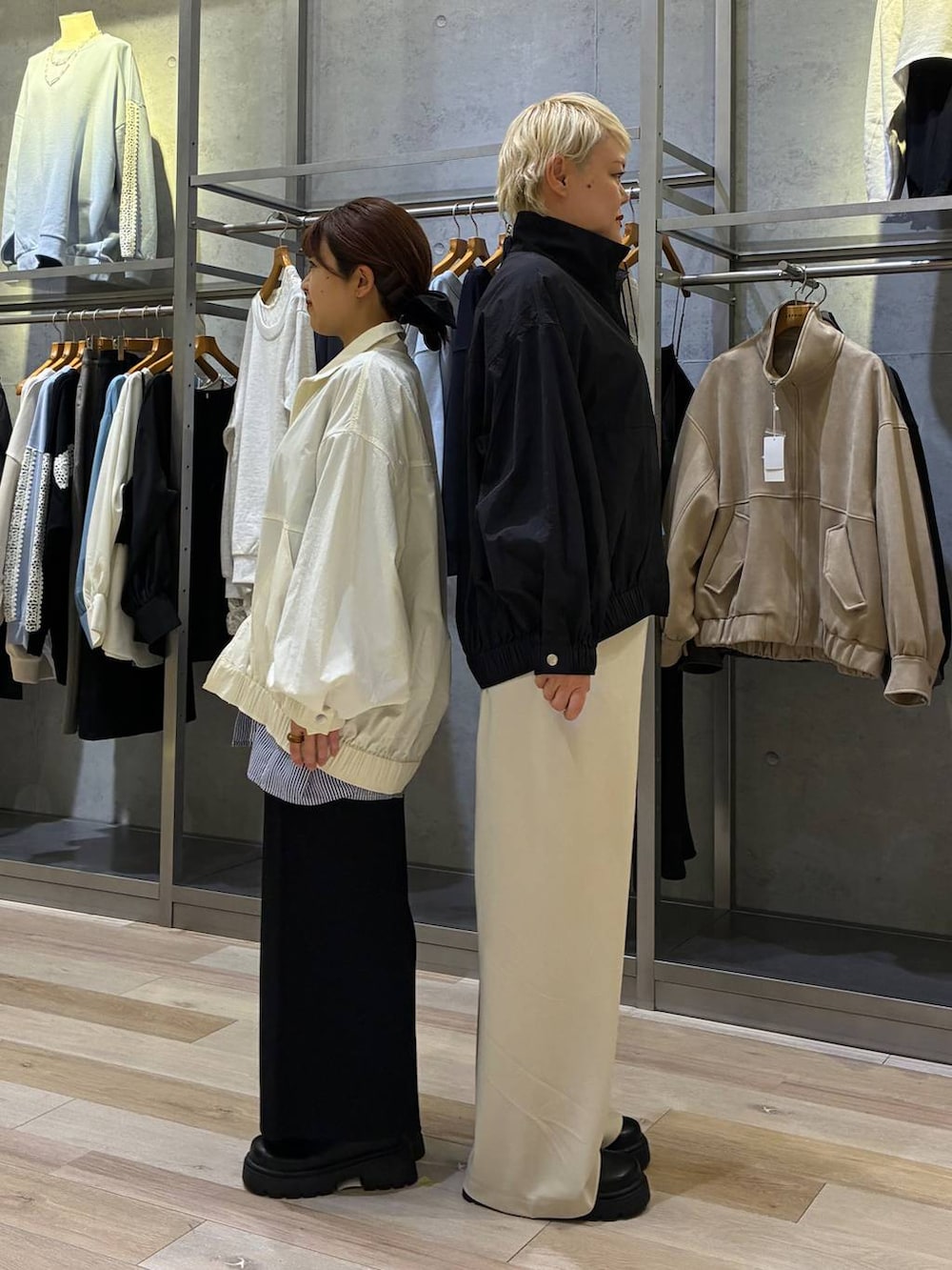 ブラック系のスカート、ブルー系のシャツ/ブラウス、ブラック系のブルゾンを着用したレディースの冬コーディネートの2枚目の写真