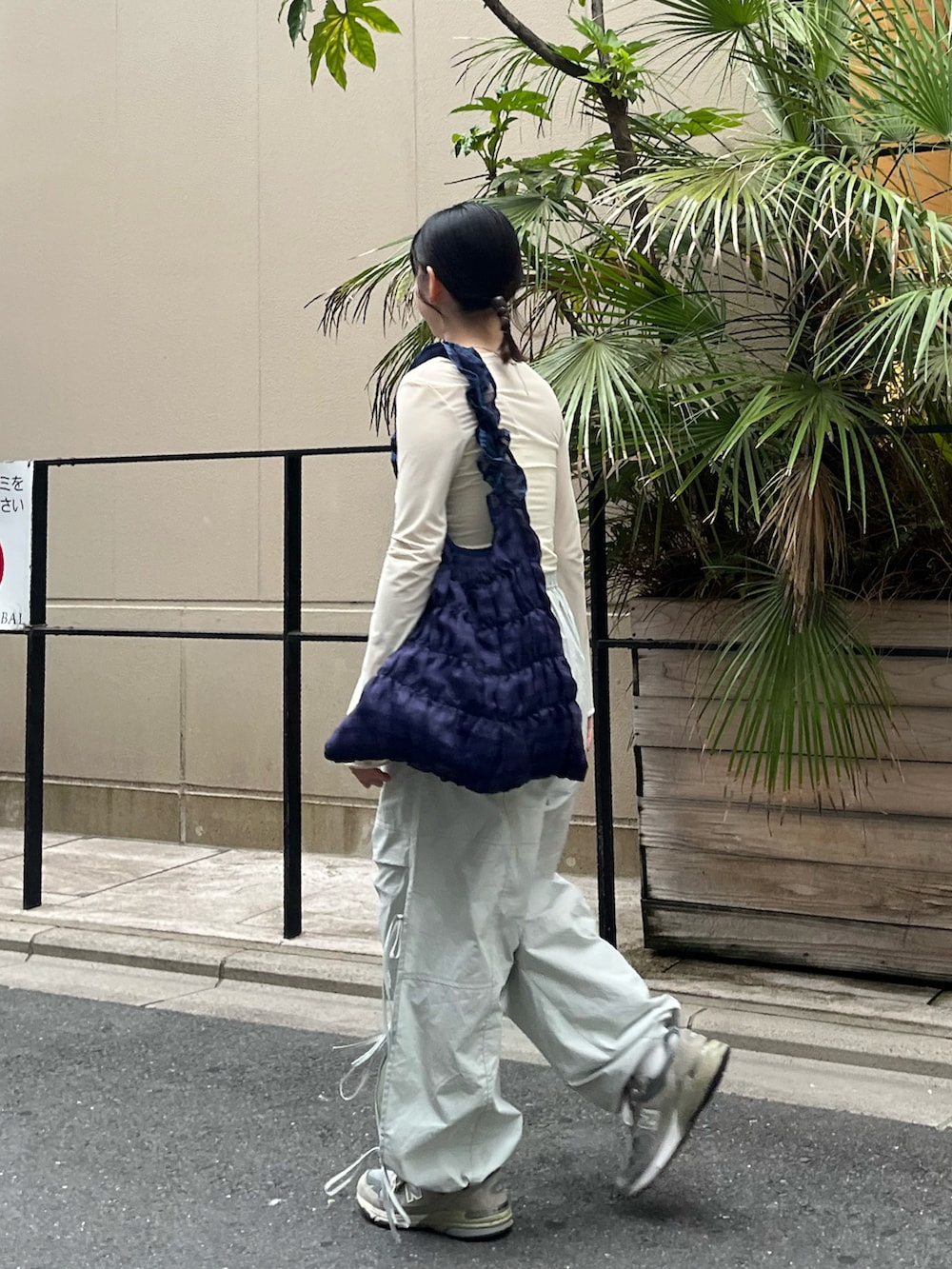 ホワイト系のトップス、ホワイト系のキャミソール、グリーン系のカーゴパンツを着用したレディースの夏コーディネートの2枚目の写真