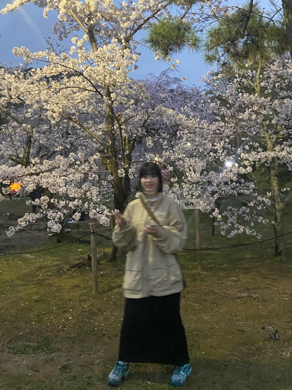 ベージュ系のブルゾン、ブルー系のスニーカーを着用したレディースの春コーディネートの2枚目の写真