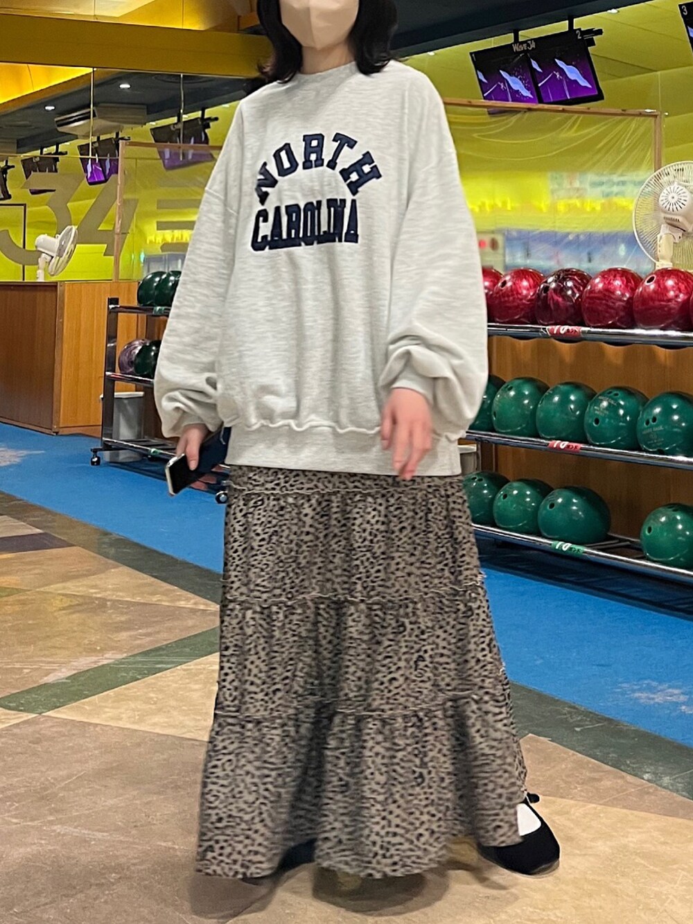 その他のスカート、ベージュ系のスウェット、ブラック系のバレエシューズを着用したレディースの冬コーディネートの2枚目の写真