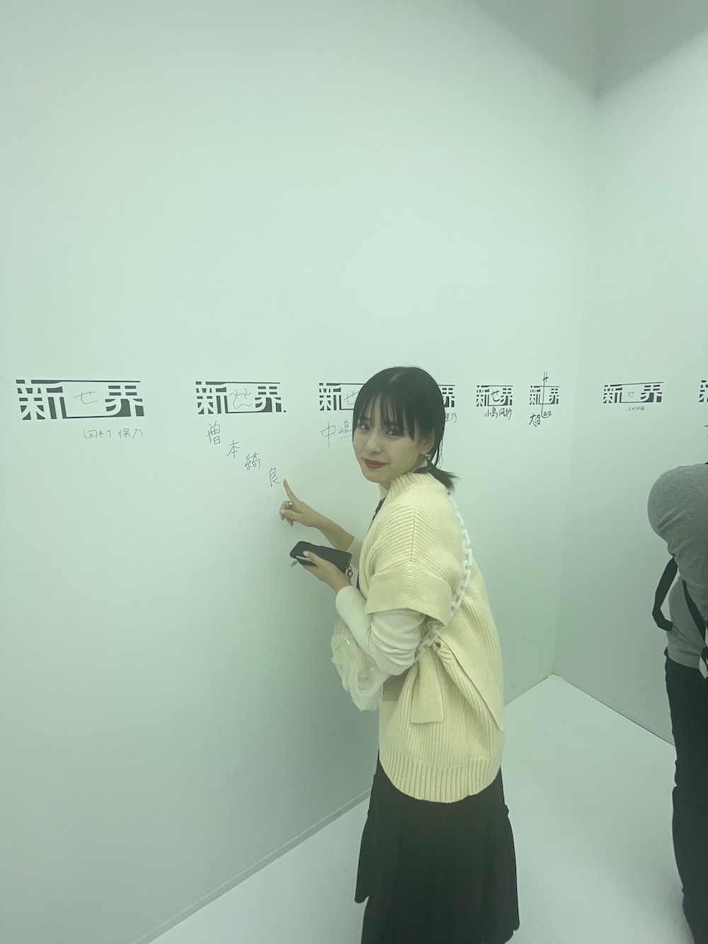 ブラック系のブーツ、ブラック系のスカート、その他のベストを着用したレディースの秋コーディネートの2枚目の写真