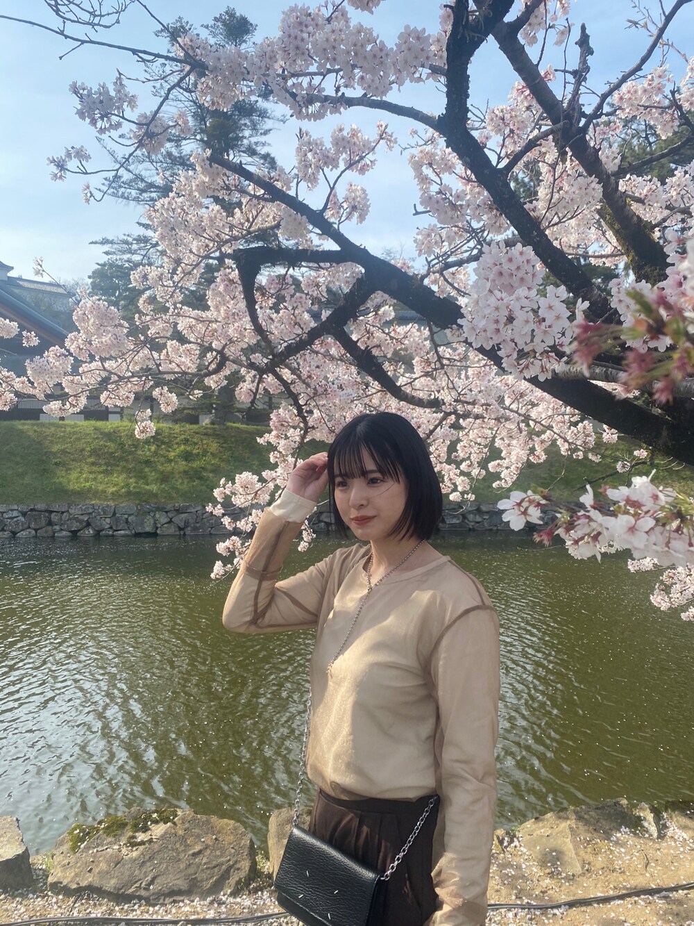 ブラウン系のTシャツ/カットソー、ブラウン系のその他パンツ、ベージュ系のブーツを着用したレディースの春コーディネートの2枚目の写真