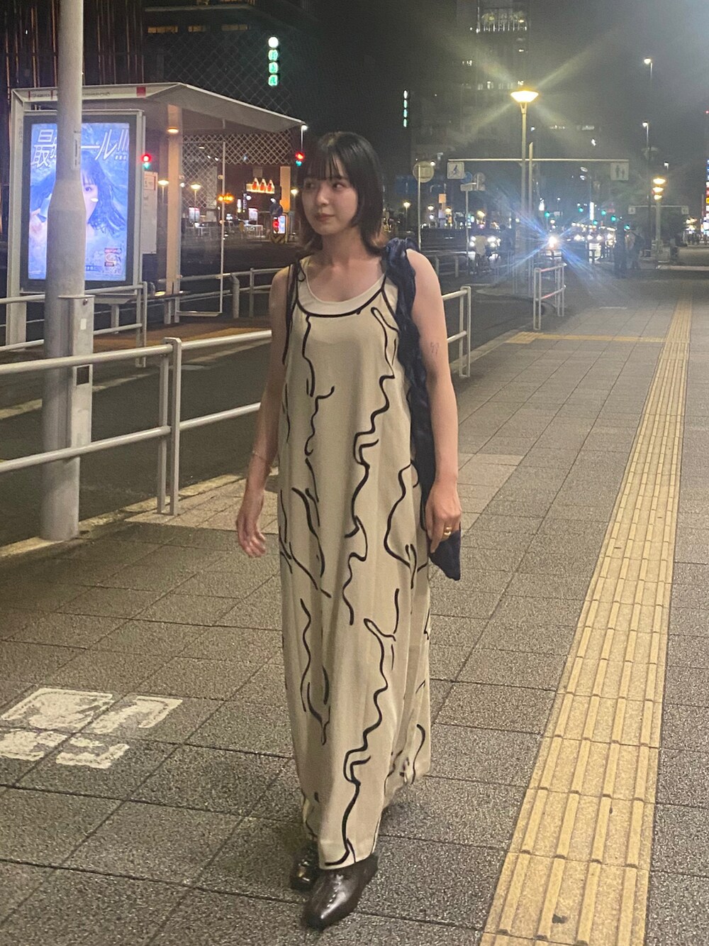 ホワイト系のワンピース、ブラウン系のその他シューズ、ブルー系のトートバッグを着用したレディースの夏コーディネートの2枚目の写真