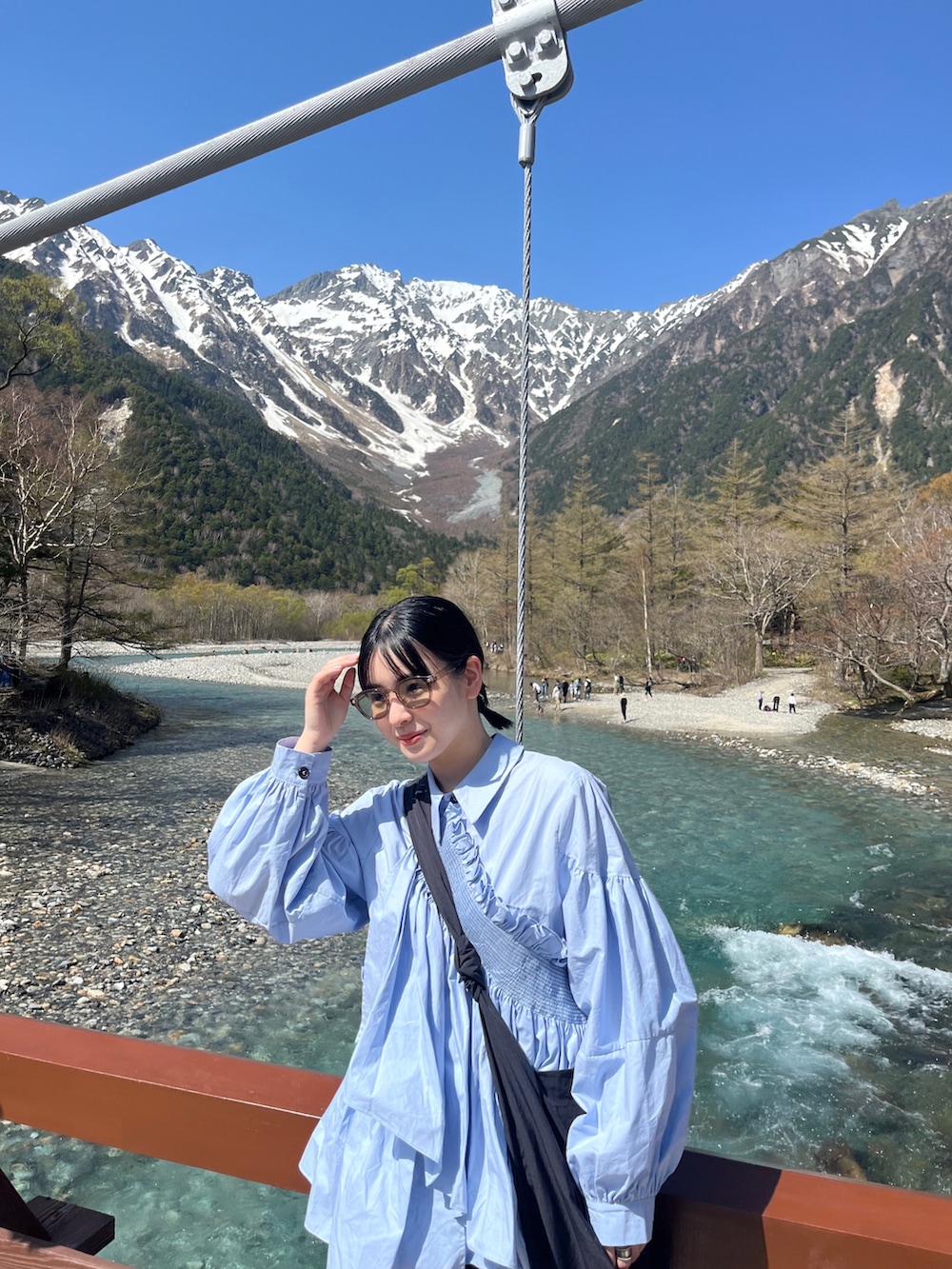 ブラック系のその他パンツ、ブラック系のブーツ、ブラック系のショルダーバッグを着用したレディースの春コーディネートの2枚目の写真