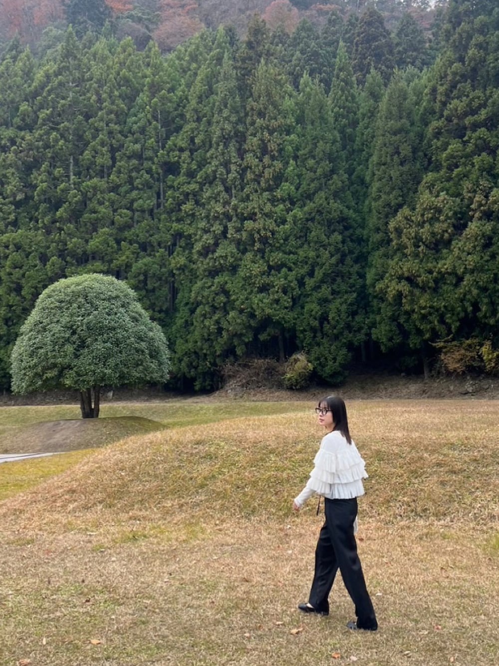 ホワイト系のシャツ/ブラウス、ブラック系のその他パンツ、ブラック系のバレエシューズを着用したレディースの冬コーディネートの2枚目の写真