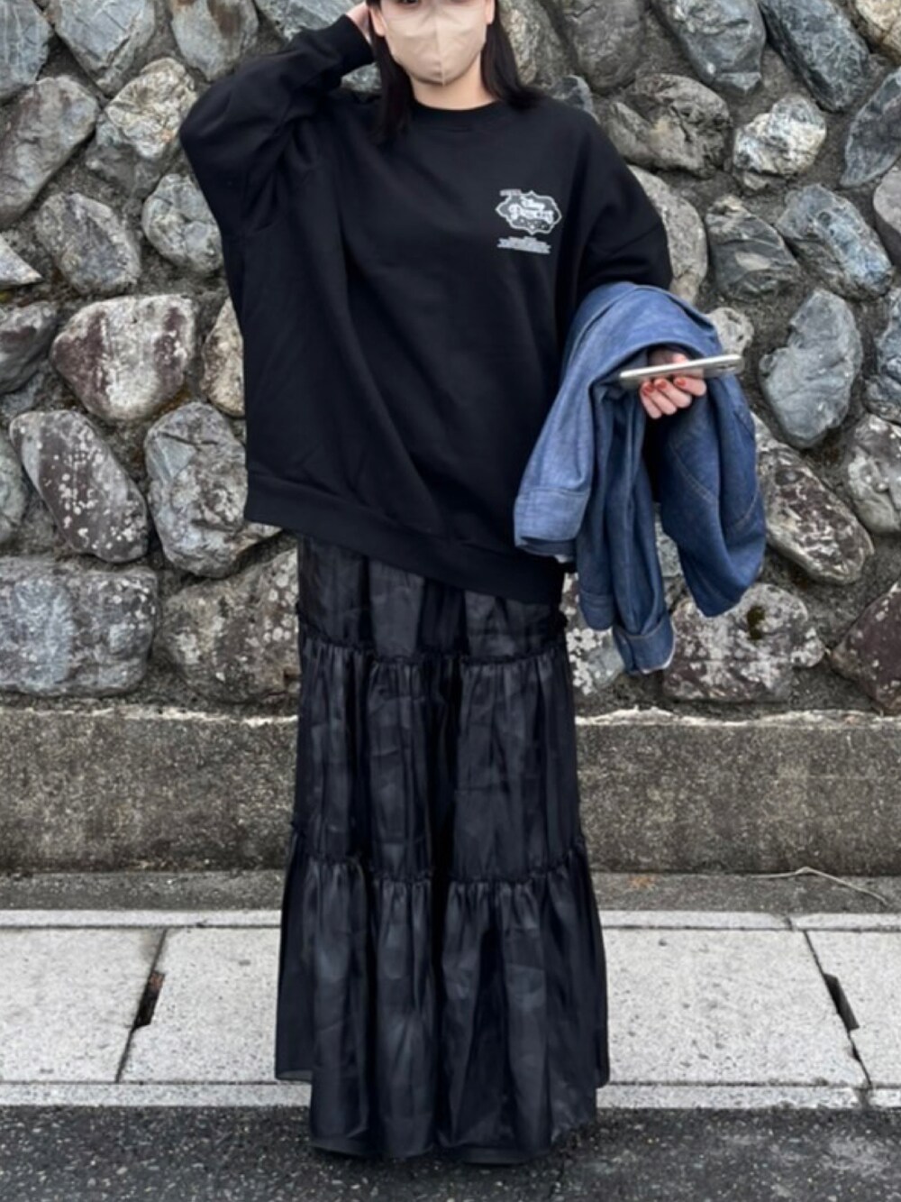 ブラック系のスカート、ブラック系のスウェットを着用したレディースの春コーディネートの2枚目の写真