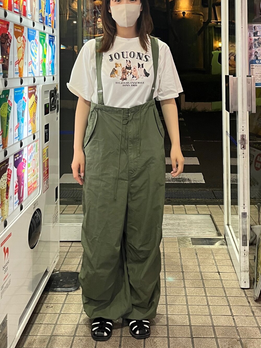 ホワイト系のTシャツ/カットソー、グリーン系のカーゴパンツを着用したレディースの夏コーディネートの2枚目の写真