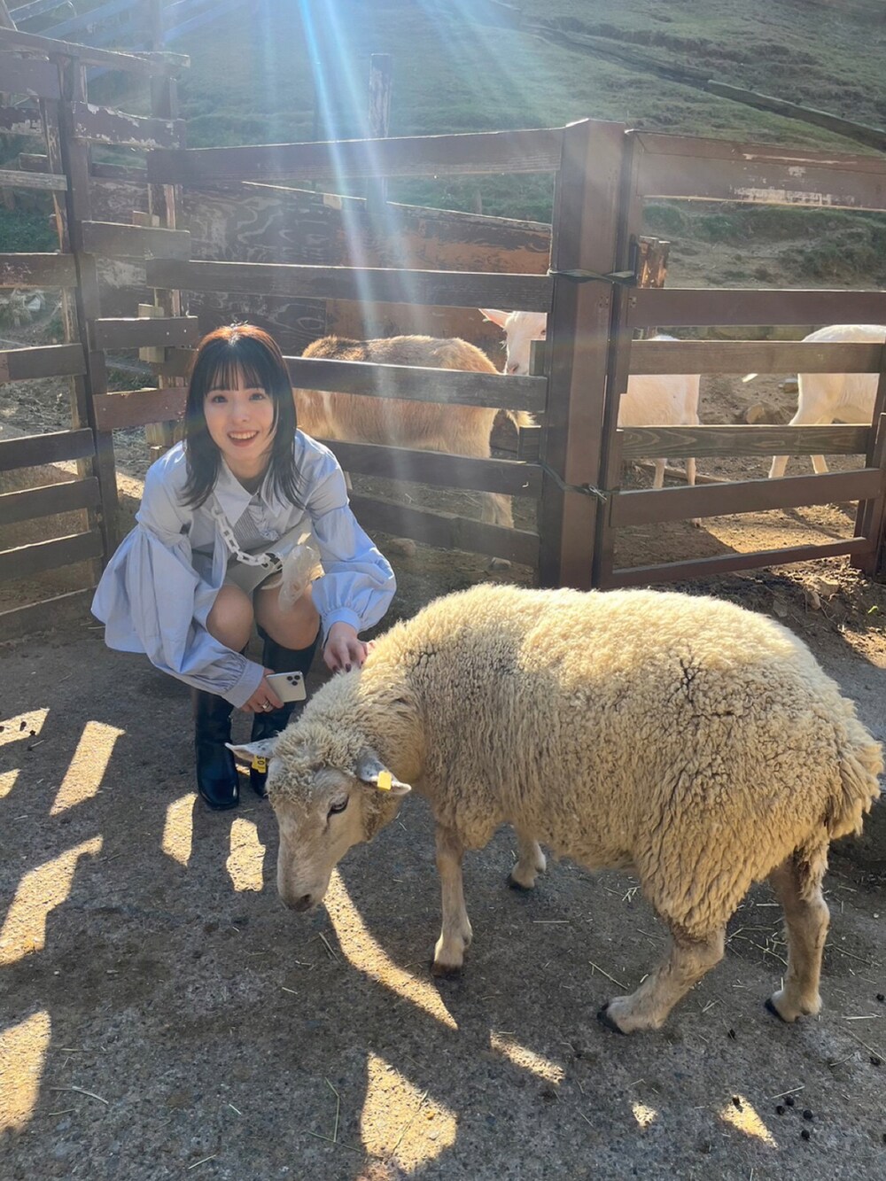 ブラック系のブーツ、ブラック系のその他パンツ、ホワイト系のバッグを着用したレディースの秋コーディネートの2枚目の写真