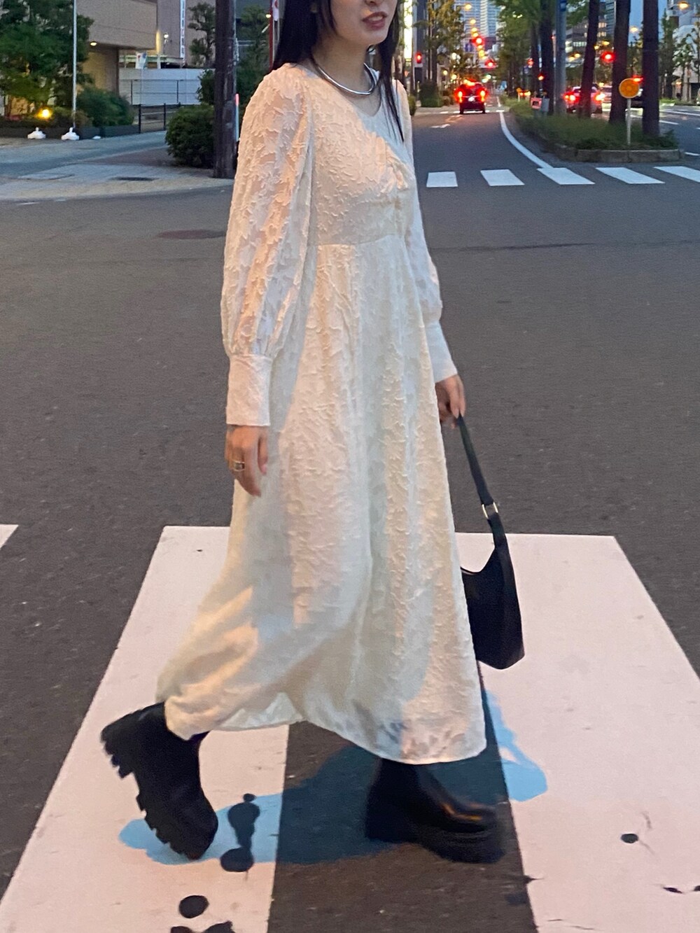 ブラック系のブーツ、ホワイト系のワンピースを着用したレディースの春コーディネートの2枚目の写真