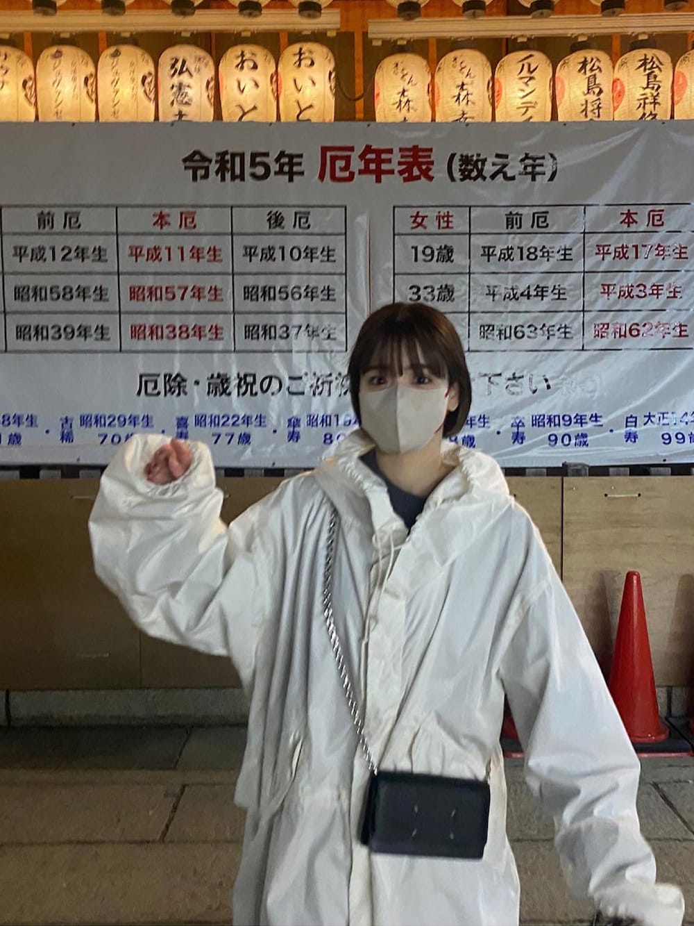 ブラック系のバッグ、ブラック系のスカート、ブルー系のスニーカーを着用したレディースの冬コーディネートの2枚目の写真