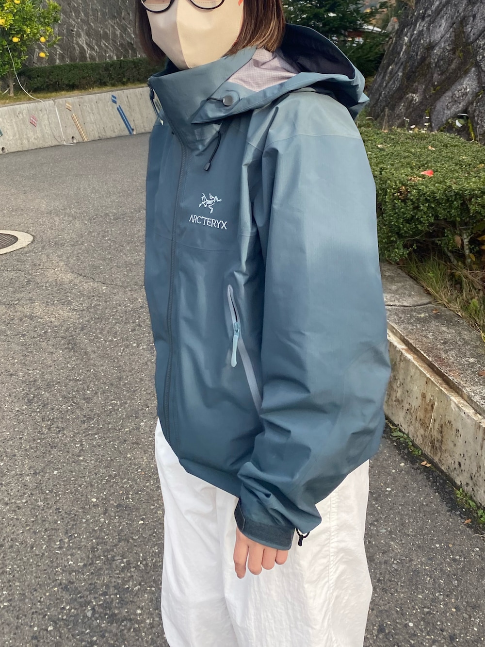 ホワイト系のその他パンツ、グレー系のスニーカー、その他のジャケット/アウターを着用したレディースの秋コーディネートの2枚目の写真