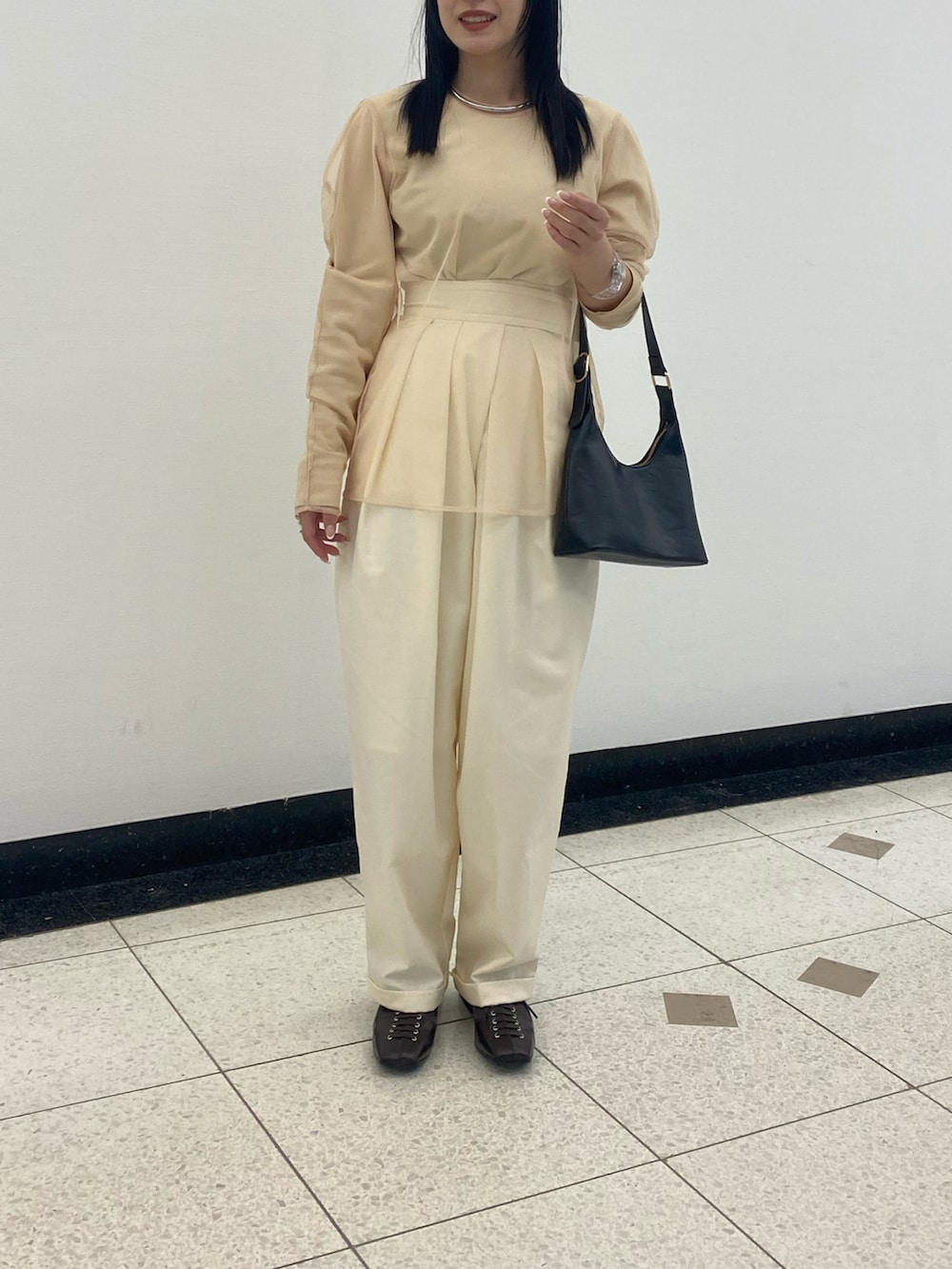 ブラック系のハンドバッグ、ホワイト系のその他パンツ、ブラウン系のその他シューズを着用したレディースの春コーディネートの2枚目の写真
