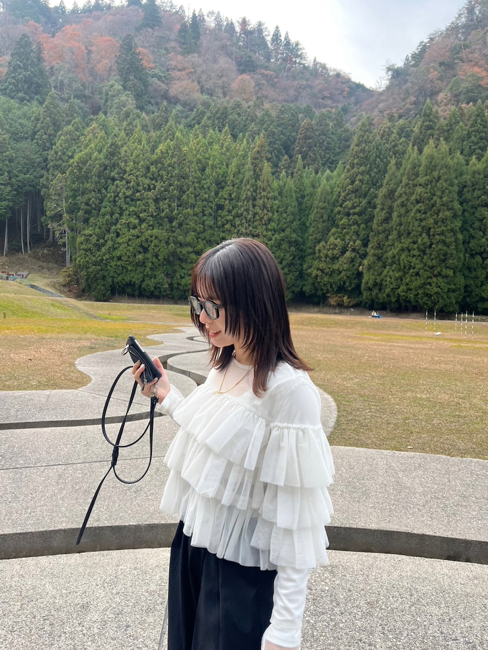 ホワイト系のシャツ/ブラウス、ブラック系のその他パンツ、ブラック系のバレエシューズを着用したレディースの冬コーディネートの3枚目の写真