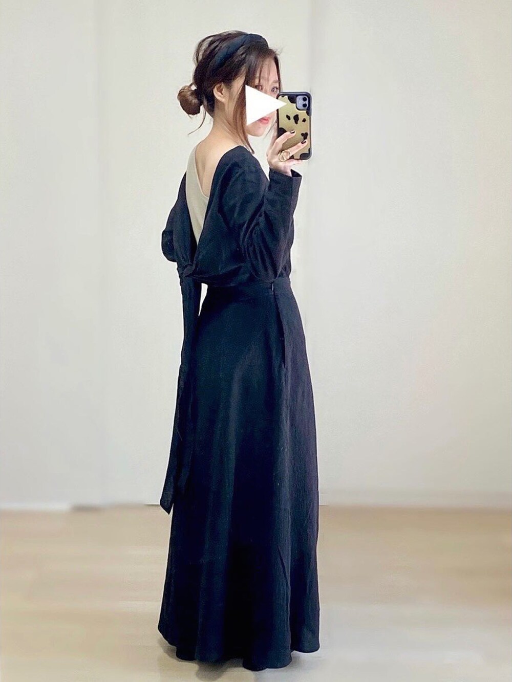 ブラック系のワンピース、グリーン系のタンクトップ、その他のリングを着用したレディースの春コーディネートの2枚目の写真