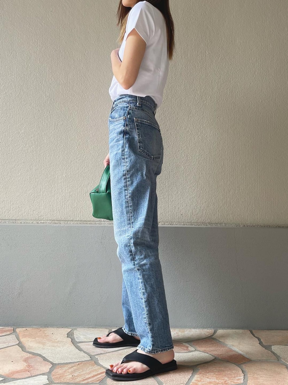 ホワイト系のTシャツ/カットソー、ブラック系のサンダル、グリーン系のハンドバッグを着用したレディースの春コーディネートの2枚目の写真