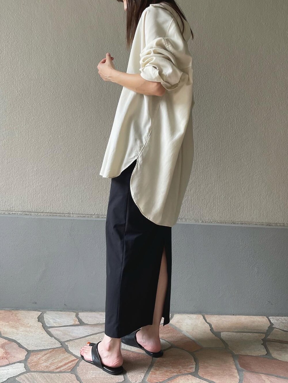 ブラック系のTシャツ/カットソー、ホワイト系のシャツ/ブラウスを着用したレディースの夏コーディネートの2枚目の写真