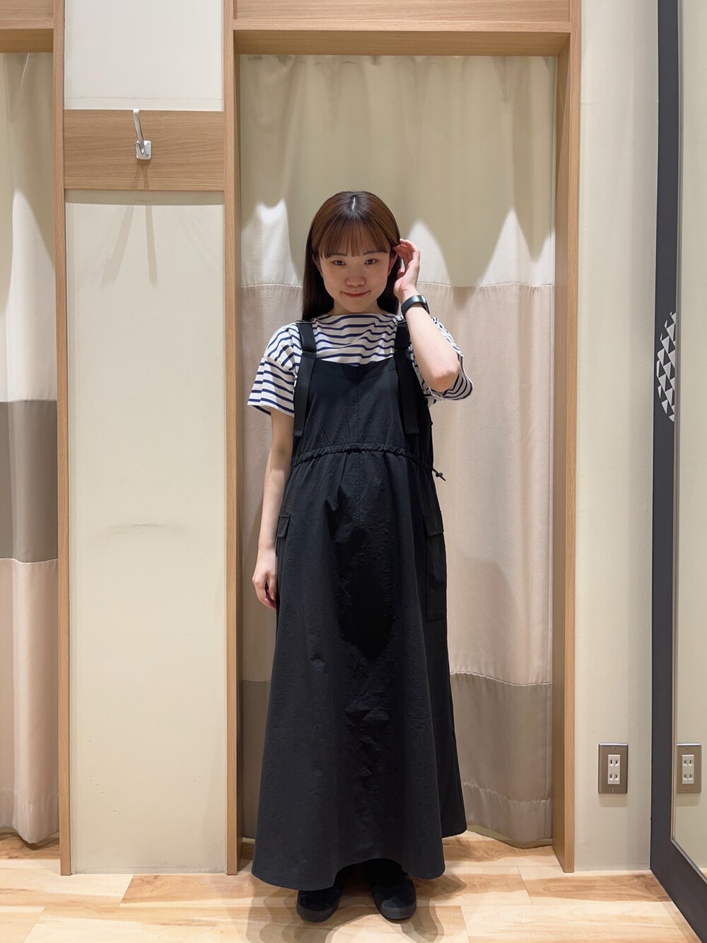 「初夏コーデ、ラクチンコーデ、ジャンパースカート、Samansa Mos2 blue、シンプルスタイル、スニーカーコーデ」｜「Samansa Mos2 blueのアイテム（ワンピース/ドレス、ブラック系）」を使った、shioneさん（レディース・158cm）の春コーディネートの2枚目の写真