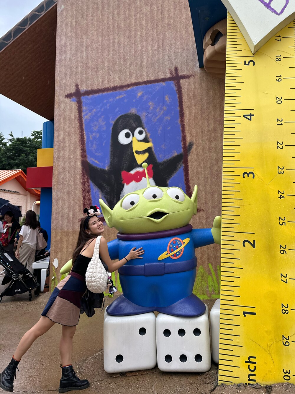 ホワイト系のショルダーバッグを着用したレディースの冬コーディネートの2枚目の写真