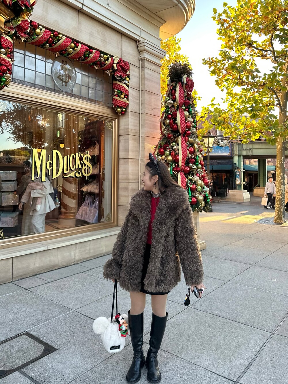 ブラウン系のジャケット/アウターを着用したレディースの春コーディネートの2枚目の写真