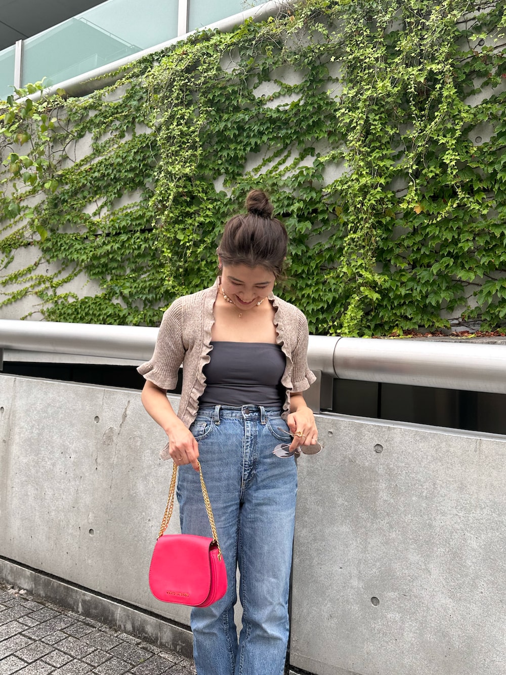 ベージュ系のカーディガン/ボレロ、グレー系のキャミソール、ピンク系のショルダーバッグを着用したレディースの夏コーディネートの2枚目の写真