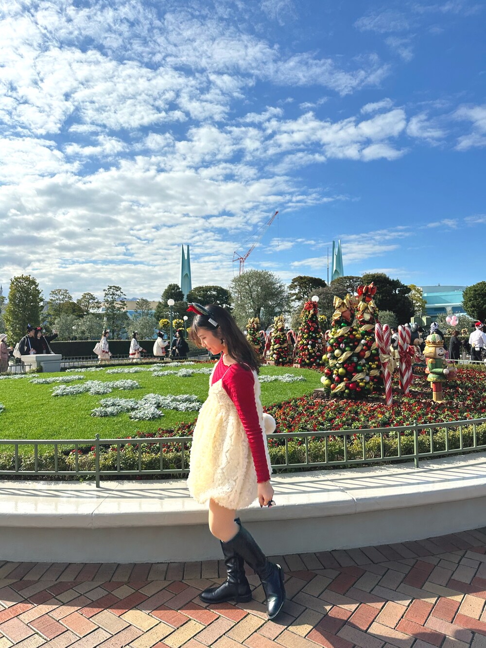 ホワイト系のワンピース、ブラック系のブーツを着用したレディースの冬コーディネートの3枚目の写真