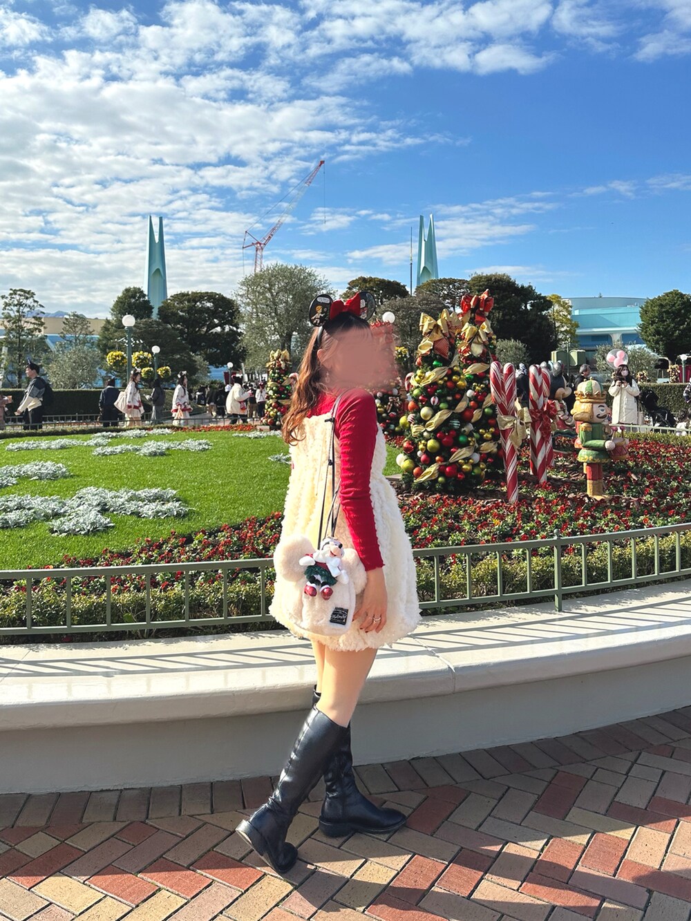 ホワイト系のワンピース、ブラック系のブーツを着用したレディースの冬コーディネートの5枚目の写真